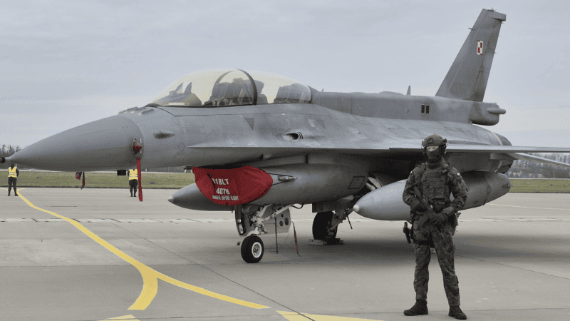 Polski F-16D i żołnierz ochrony
