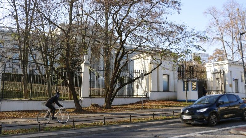 Ambasada Rosji sąsiadująca z budynkami kancelarii premiera i MON