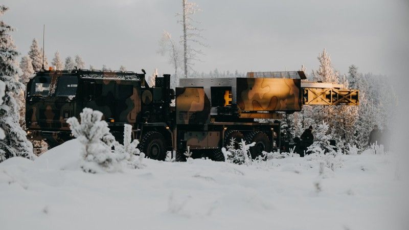 Wieloprowadnicowa wyrzutnia rakietowa Homar-K podczas ćwiczeń Northern Strike-25 w Finlandii.
