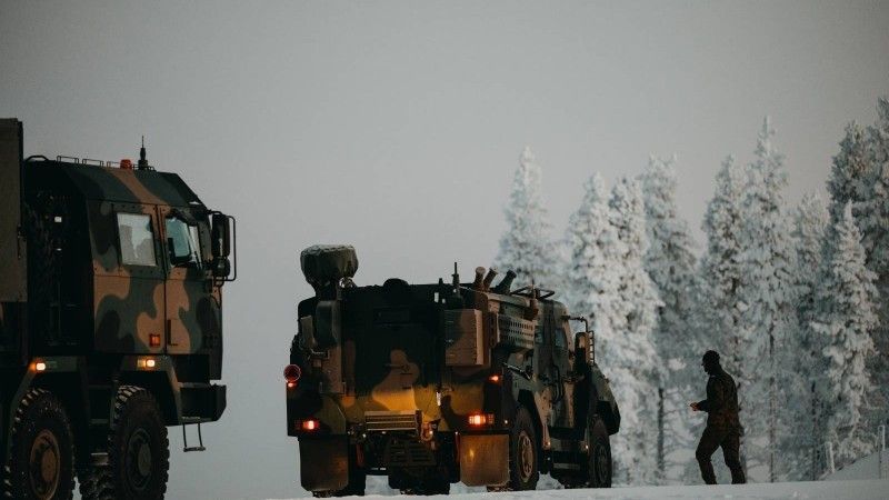 Wóz dowodzenia artylerii na bazie pojazdu Waran oraz wieloprowadnicowa wyrzutnia rakietowa Homar-K podczas ćwiczeń Northern Strike-25 w Finlandii.