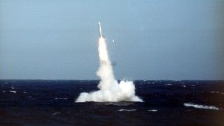Wystrzelenie pocisku manewrującego Tomahawk Land Attack Missile (TLAM) z okrętu podwodnego Royal Navy.
