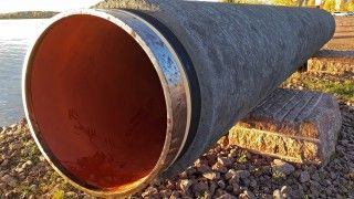 Fragment gazociągu Nord Stream wystawiony na widok publiczny w miejscowości Kotka w Finlandii.