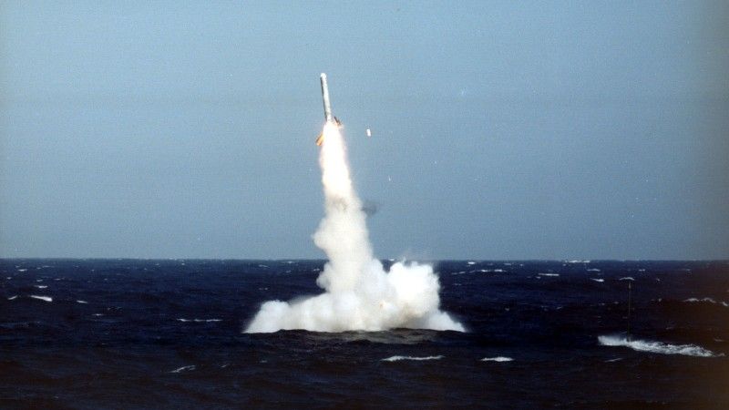 Wystrzelenie pocisku manewrującego Tomahawk Land Attack Missile (TLAM) z okrętu podwodnego Royal Navy.