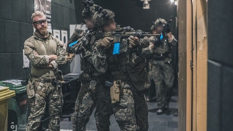 Szkolenie taktyczne żołnierzy Wojsk Obrony Terytorialnej (WOT) z wykorzystaniem systemu Ultimate Training Munitions (UTM).