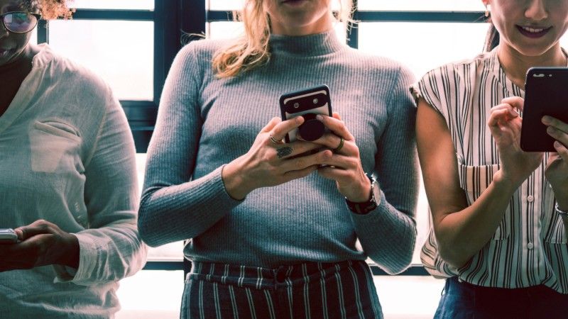 Character.AI wyłączyło małoletnim dostęp do chatbotów na swojej platformie, uruchamiając jednocześnie nową funkcję. Użytkownicy zwracają przy tym uwagę, że AI mocno uzależnia.