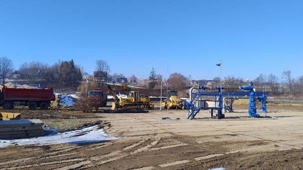 na placu budowy stoją maszyny