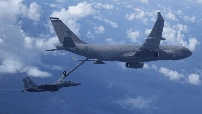 Singapurski F-15SG podczas tankowania w powietrzu z samolotu MRTT