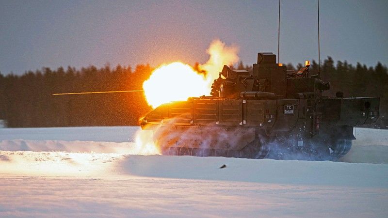 Strzelanie bojowego wozu rozpoznawczego Ajax