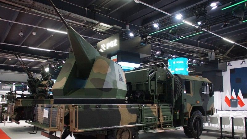 Prezentowany na stoisku ZM Tarnów (w ramach PGZ) podczas MSPO 2025 model wieży LionFish wyposażonej w armatę X-Gun od koncernu Leonardo osadzonej na Jelczu 442.32.