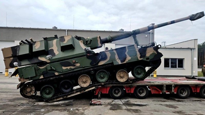 Armatohaubica Krab podczas rozładunku w 5. Lubuskim Pułku Artylerii.