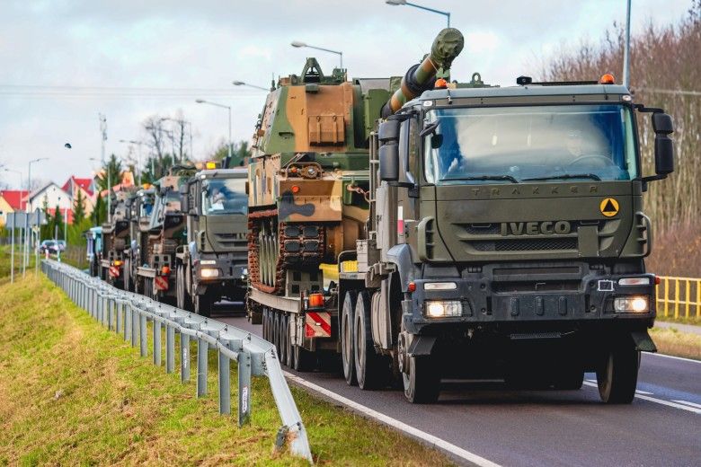 Transport armatoahubic K9A1 oraz wozów dowodzenia artylerii (na bazie LGP) z 1. Mazurskiej Brygady Artylerii podczas transportu na ćwiczenia MARS-25.