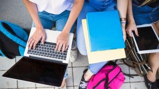 Ministerstwo Cyfryzacji wyłoniło dostawców laptopów i tabletów do szkół. Sprzęt dostarczy kilkanaście firm i konsorcjów z całego kraju. Jakie modele trafią do poszczególnych regionów?