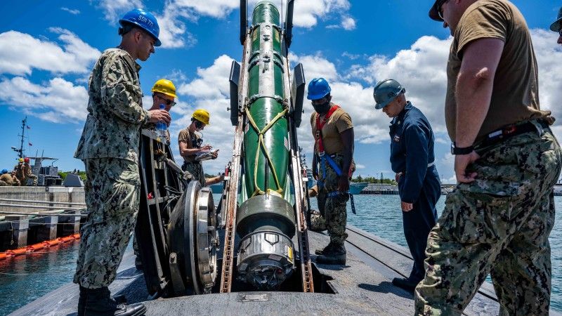 Zaokrętowanie ciężkiej torpedy Mk 48 Mod 7 CBASS na USS „Columbia” (SSN-771), myśliwskim okręcie podwodnym typu Los Angeles, w bazie morskiej Pearl Harbor na Hawajach.