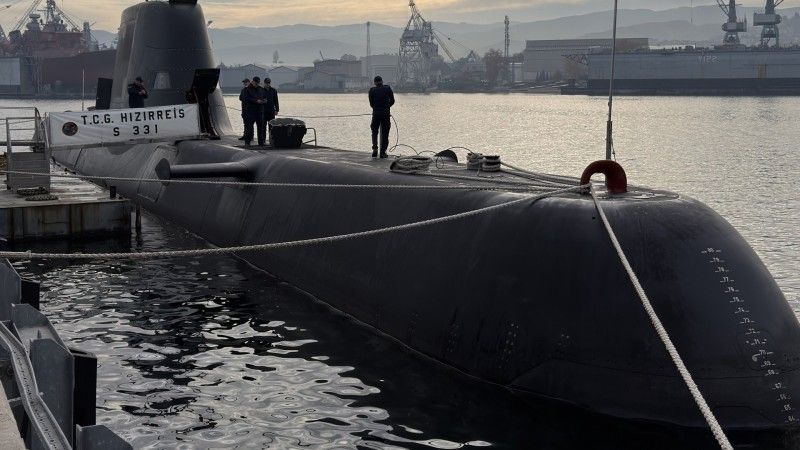 Okręt podwodny Hizirreis (S 331) zacumowany przy nabrzeżu stoczni Gölcük Naval Shipyard.
