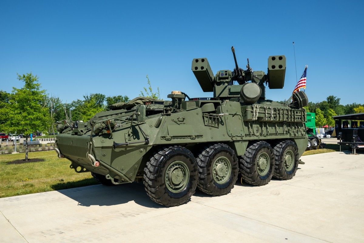 30 mm armata i pociski Stinger. US Army inwestuje w obronę przeciwlotniczą