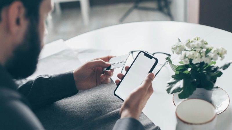 Przestępcy wykorzystują generowane przez AI fałszywe legitymacje bankowe, aby wzbudzić zaufanie ofiary i nakłonić ją do działania.