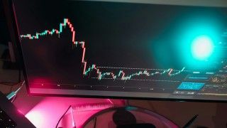 Oszuści ponownie wyłudzają środki metodą na inwestycje. Tym razem korzystają z wizerunku aplikacji mObywatel. Co ciekawe, reklamują rzekome zyski w wersji, która ukaże się dopiero w przyszłym roku.