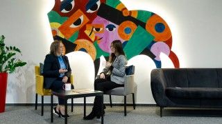 Red. Dorota Kwaśniewska (po prawej) w rozmowie z Beatą Szewczuk, dyrektor Departamentu Przeciwdziałania Praniu Pieniędzy i Finansowaniu Terroryzmu w Banku Pekao S.A.