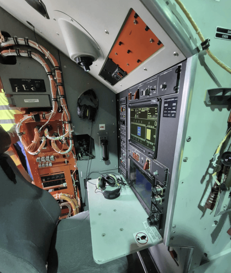 Stanowisko technika pokładowego KC-390. Widoczne oprzyrządowanie testowe