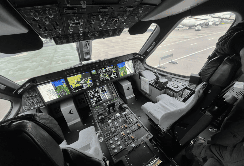 Kabina załogi KC-390