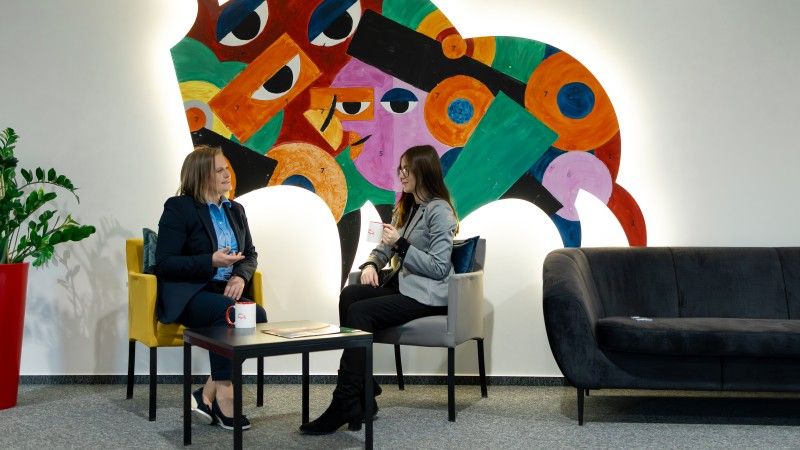 Red. Dorota Kwaśniewska (po prawej) w rozmowie z Beatą Szewczuk, dyrektor Departamentu Przeciwdziałania Praniu Pieniędzy i Finansowaniu Terroryzmu w Banku Pekao S.A.