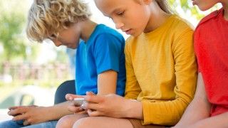 10 grudnia w Australii wchodzi w życie zakaz korzystania z social mediów przez osoby poniżej 16 lat. Platformy już teraz zaczęły blokować dzieciom dostęp do serwisów. Jak weryfikowany jest wiek?