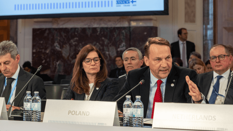 Radosław Sikorski podczas sesji plenarnej 32. Rady Ministerialnej Organizacji Bezpieczeństwa i Współpracy w Europie (OBWE)