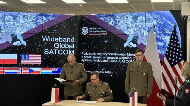 Gen. bryg. Marcin Górka podpisuje porozumienie dotyczące Wideband Global SATCOM (WGS). 4 grudnia 2025 r. Siedziba ARGUS w Warszawie.