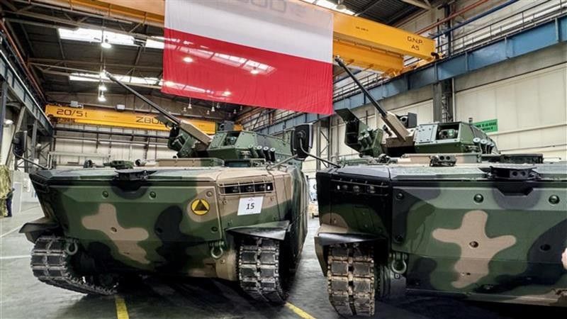 Stado Borsuków w WP, AW149 z polskiej linii - Defence24Week 140