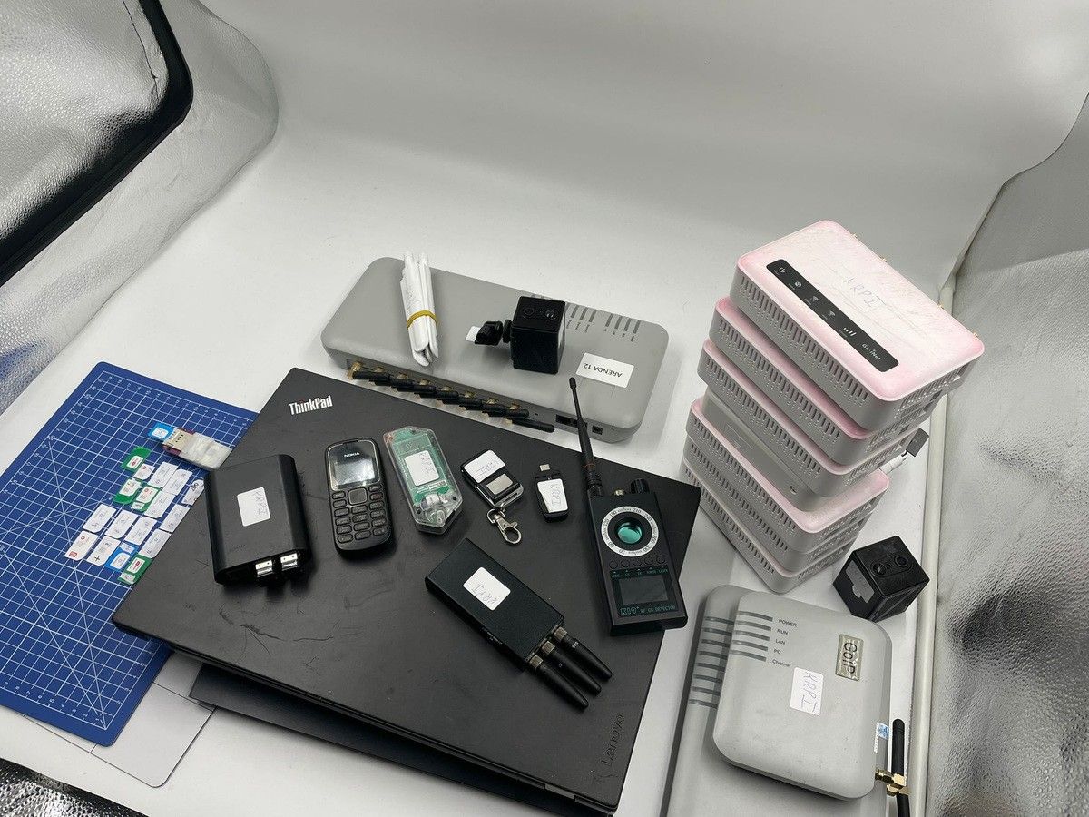 „Podróżowali przez Europę”. Znaleziono przy nich sprzęt hakerski i detektor urządzeń szpiegowskich