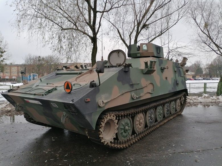 Wóz dowodzenia artylerii na bazie Lekkiego Podwozia Gąsienicowego (LPG).