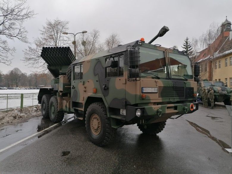 Wieloprowadnicowa wyrzutnia rakietowa WR-40 Langusta.