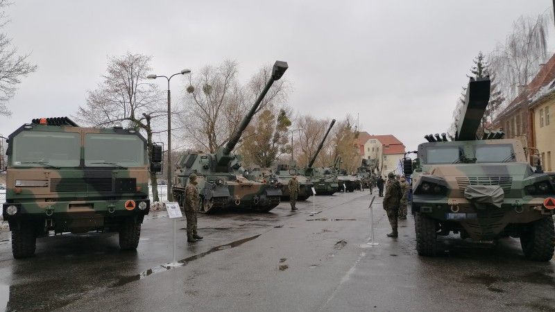 Wystawa zewnętrzna sprzętu w CSWRiA podczas Międzynarodowej Konferencji Artyleryjskiej.