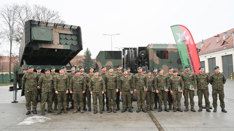 Obsługi wyrzutni Homar-K po zakończeniu pilotażowego kursu prowadzonego przez Centrum Szkolenia Wojsk Rakietowych i Artylerii im. gen. Józefa Bema.