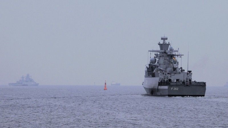 Dwie niemieckie korwety typu K130 opuszczające redę portu w Gdańsku.