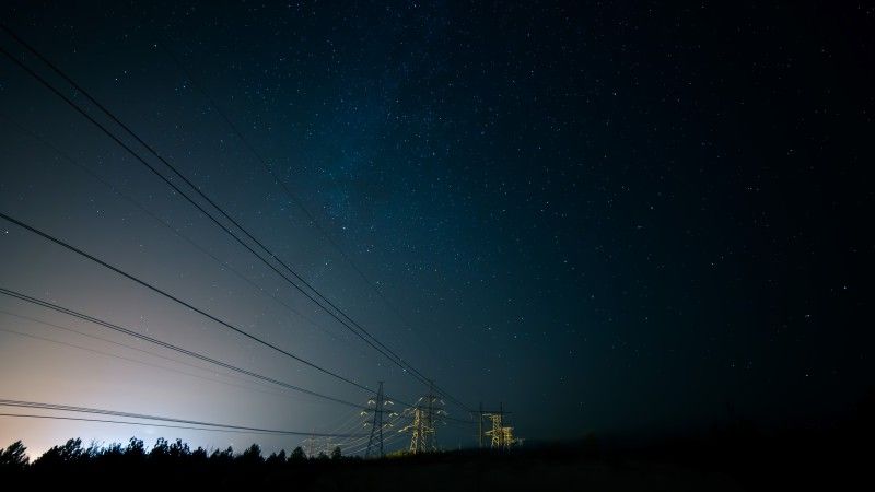 Nocne niebo i linie przesyłowe.