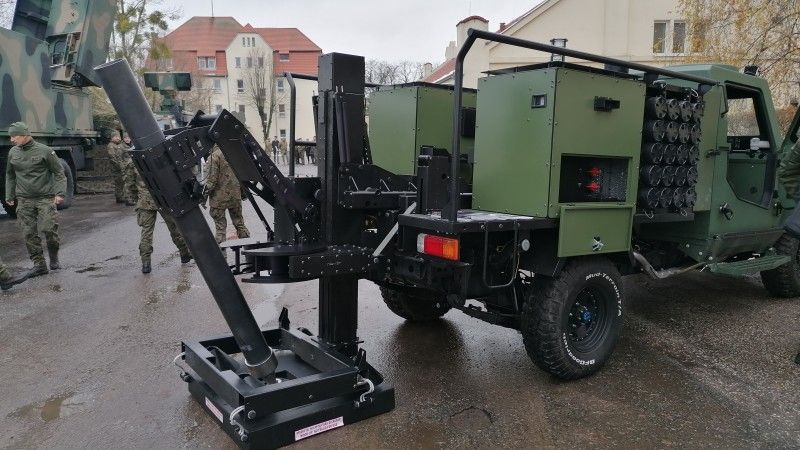 Moździerz Alakran osadzony na samochodzie terenowym Aero 3.