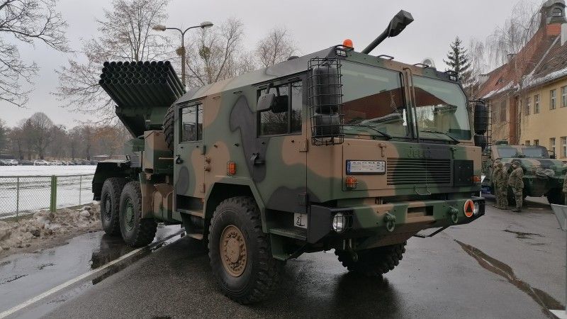 Wieloprowadnicowa wyrzutnia rakietowa WR-40 Langusta.