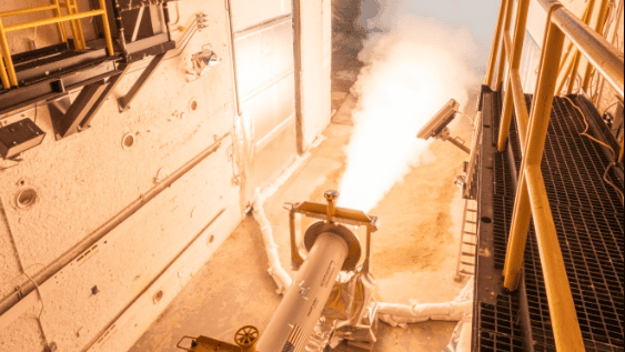 Testy silnika rakietowe na paliwo stałe w ramach programu Solid Motor Annual Rocket Technology Demonstrator (SMART Demo).