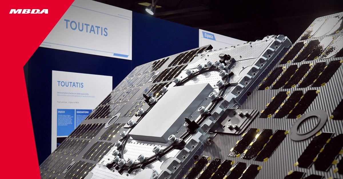 Wtorkowy przegląd mediów; Chiny utrzymają blokady; Nowy mundur z niejasnymi powiązaniami