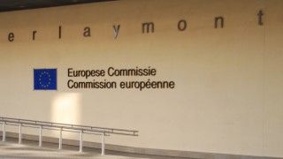 Czy Google złamało zasady konkurencji w zakresie własnego AI? Komisja Europejska otworzyła postępowanie, aby zbadać, czy działania w wyszukiwarce i na YouTube naruszyły unijne prawo.