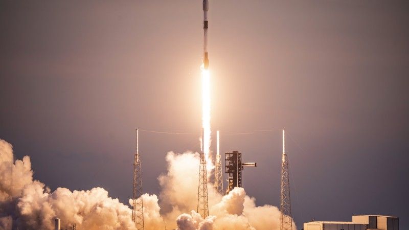 Moment startu rakiety Falcon 9 firmy SpaceX.