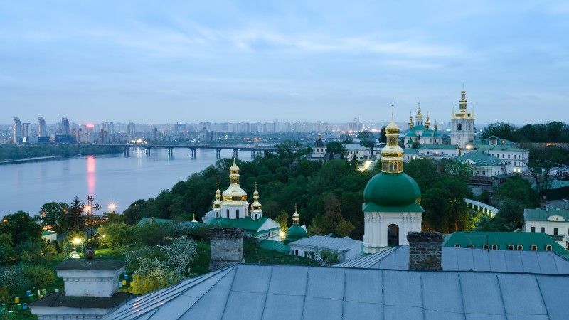 Widok na miasto i rzekę o wschodzie słońca