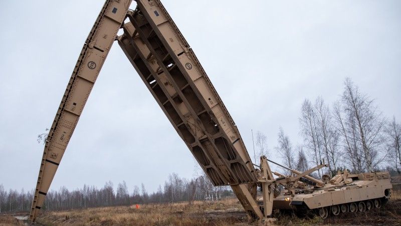 Most samobieżny M1110 Joint Assault Bridge.
