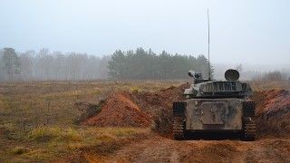 Haubica samobieżna 2S1 Goździk należąca do 7. Brygady Obrony Wybrzeża podczas ćwiczeń na poligonie w Drawsku.