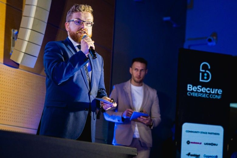 Wiceminister Dariusz Standerski podczas Be Secure 2025.