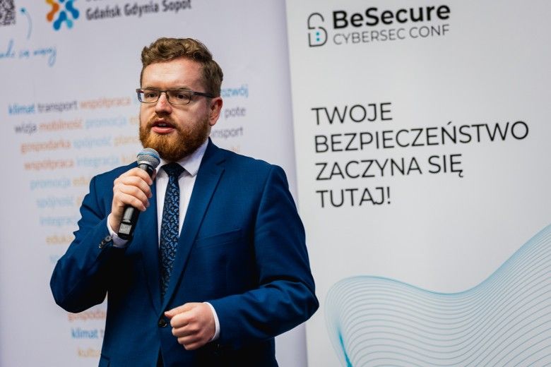 Wiceminister cyfryzacji Dariusz Standerski podczas Be Secure 2025.