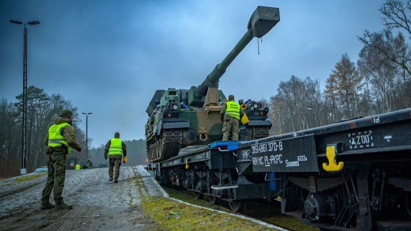Armatohaubica Krab należąca do 5. Lubuskiego Pułku Artylerii podczas załadunku na platformę kolejową.