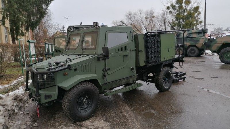 Moździerz Alakran osadzony na samochodzie Aero 3.