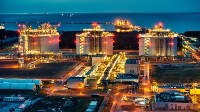 terminal LNG w Świnoujściu nocą, oświetlony
